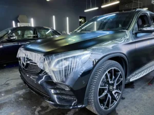 Samochód oklejany w studiu detailingowym