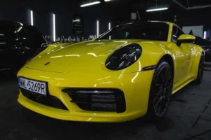 Samochód oklejony folią PPF w warszawskim studiu detailingowym