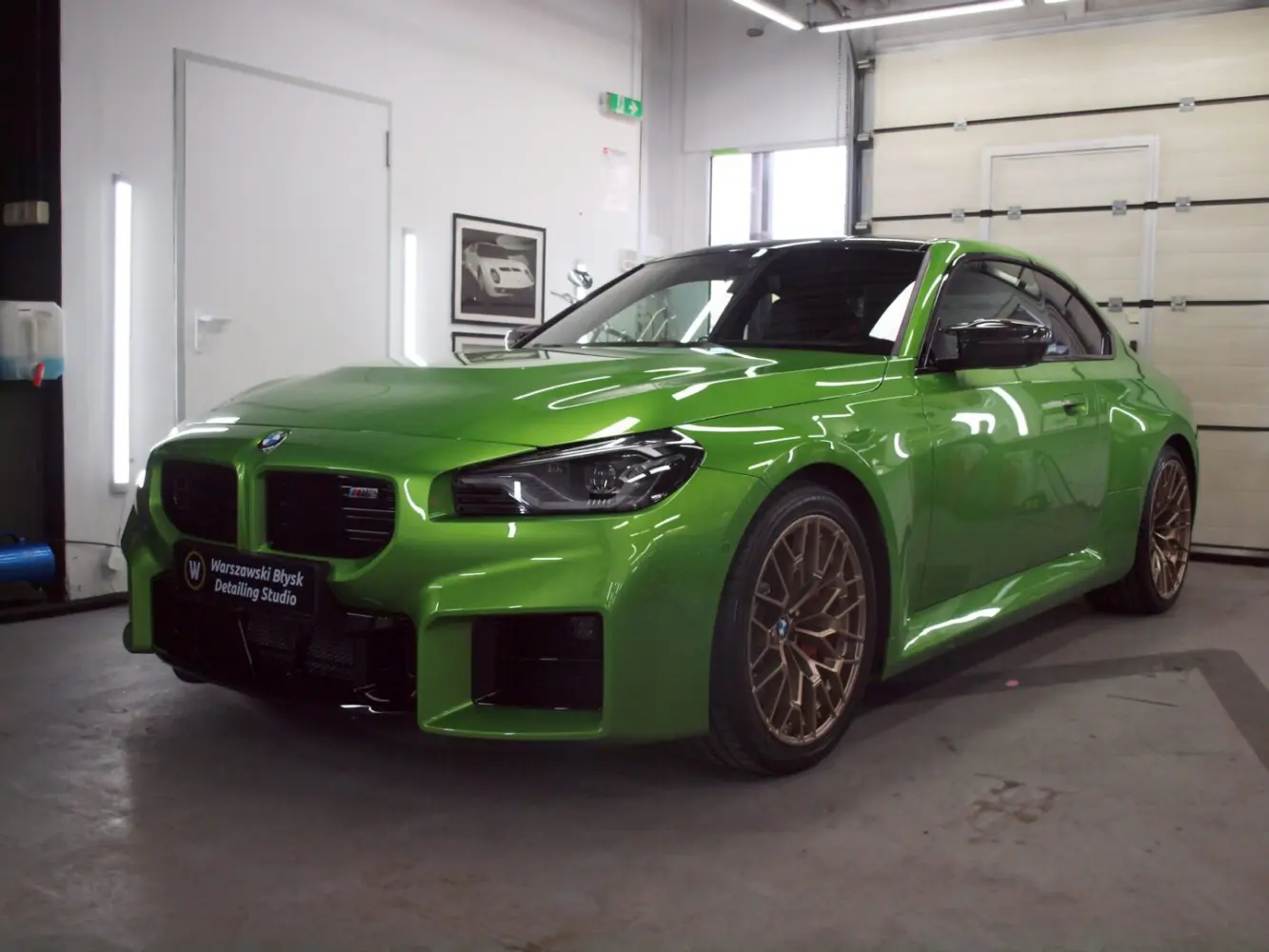 BMW X2 oklejone folią PPF w studiu detailingowym
