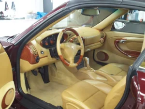 Wnętrze samochodu w studiu detailingowym w Warszawie