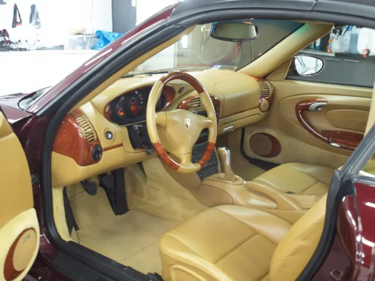 Wnętrze samochodu w studiu detailingowym w Warszawie