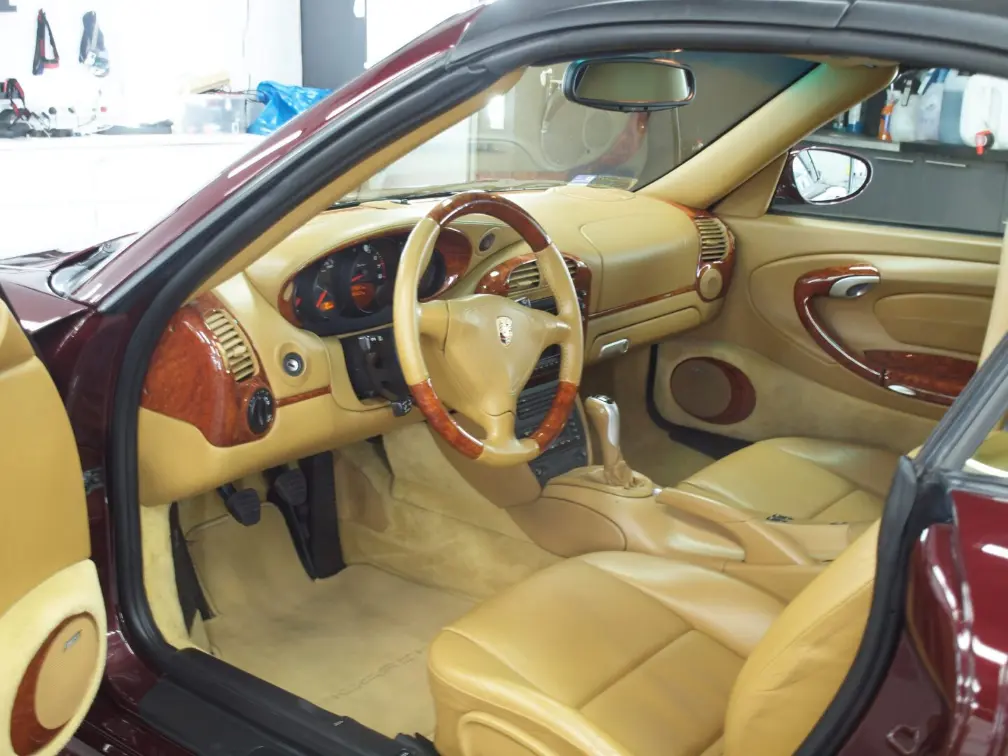 Wnętrze samochodu w studiu detailingowym w Warszawie