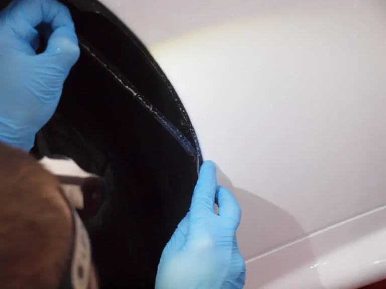 Lexus w trakcie oklejania folią PPF