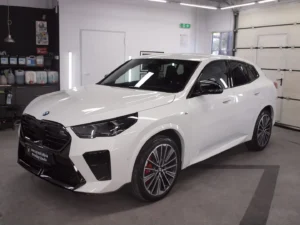Białe BMW X235I w studiu detailingowym