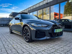 BMW i4 m50 na parkingu przed studiem detailingowym